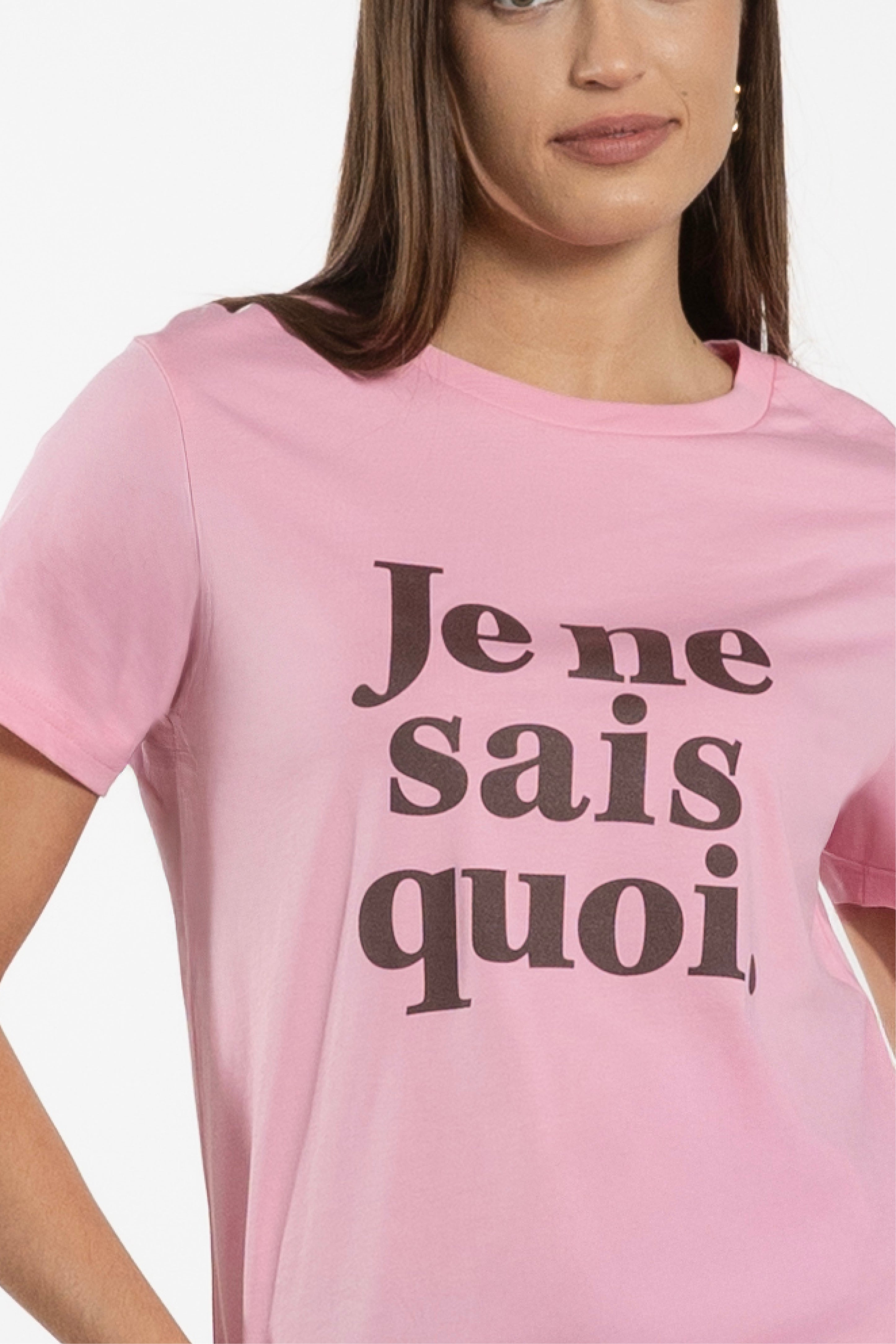 Je Ne Sais Quoi Tee