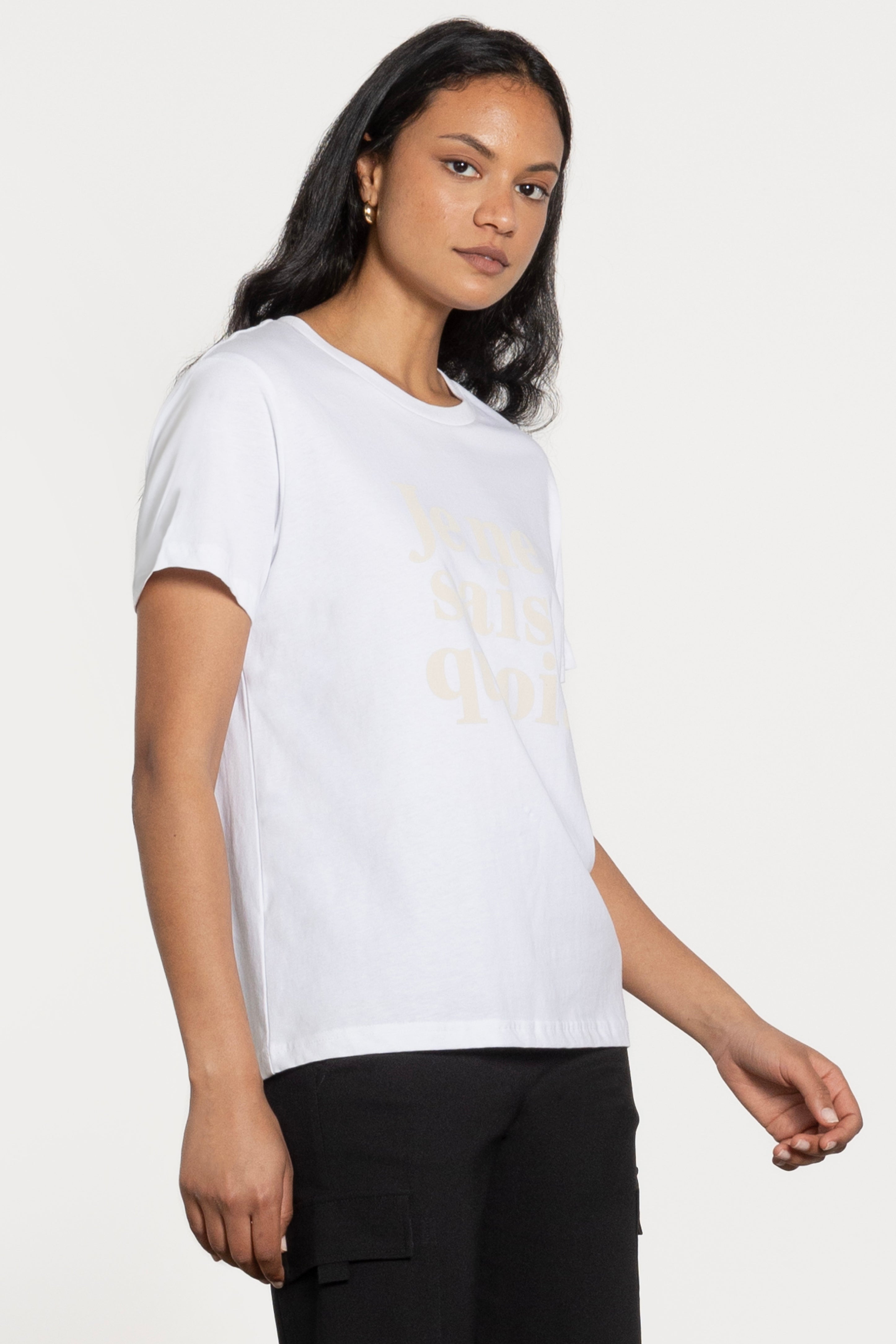 Je Ne Sais Quoi Tee