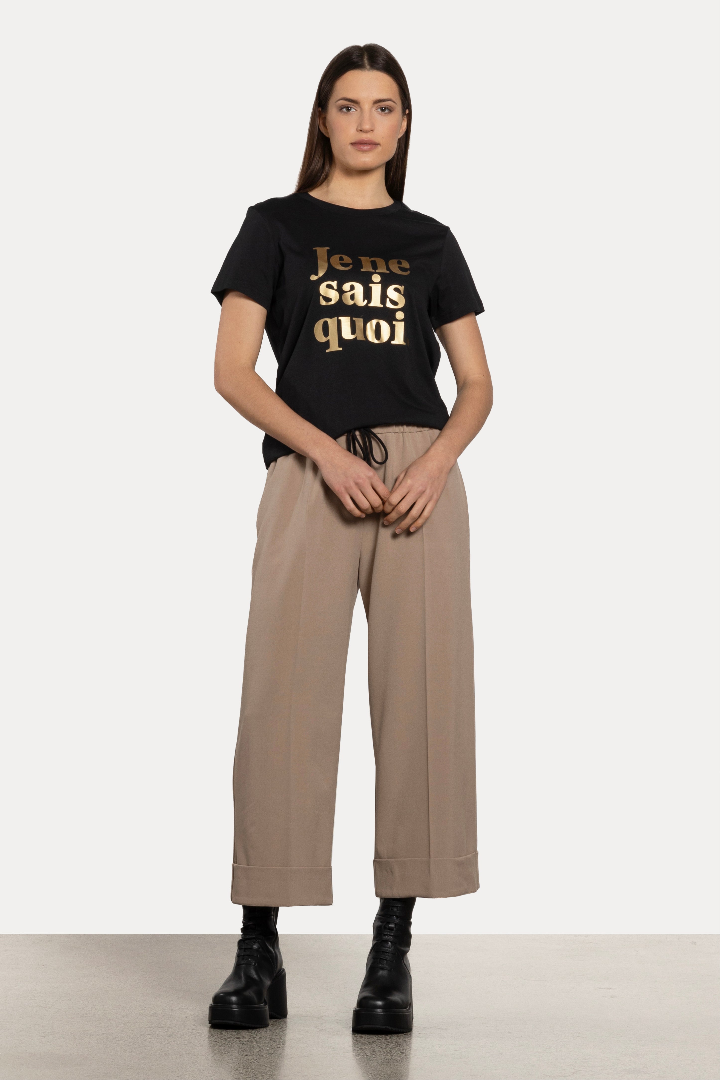 Je Ne Sais Quoi Tee