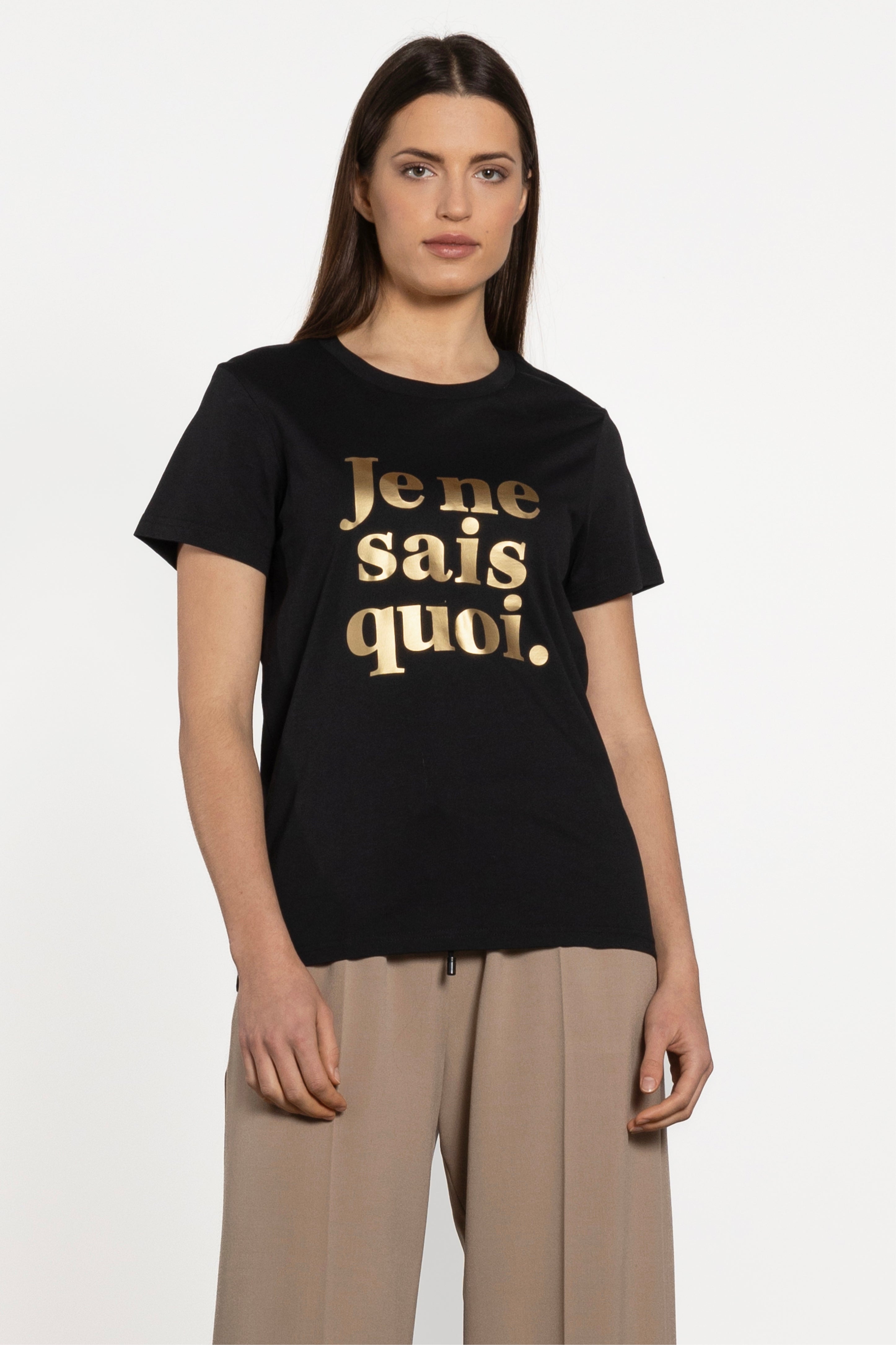 Je Ne Sais Quoi Tee