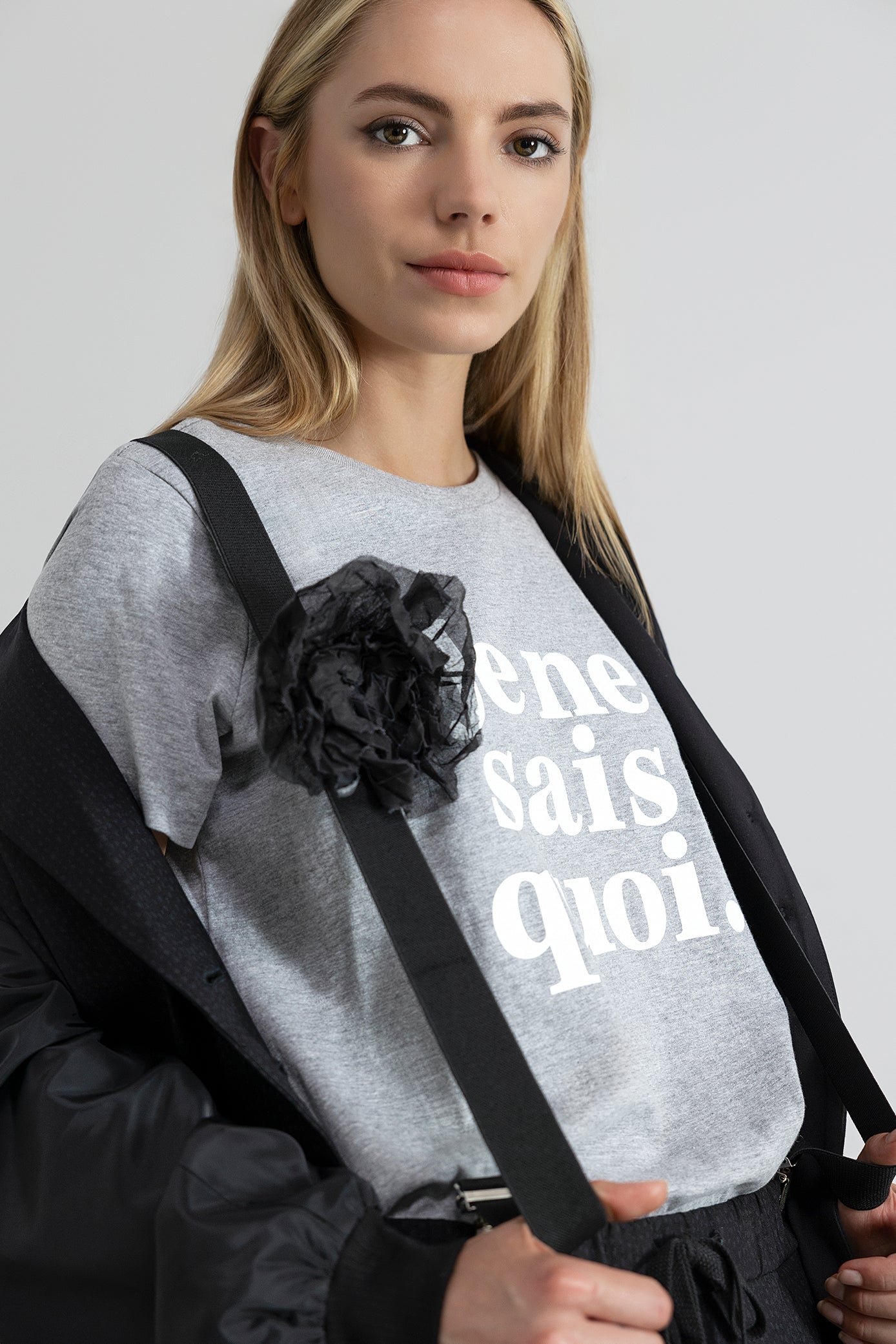 Je Ne Sais Quoi Tee