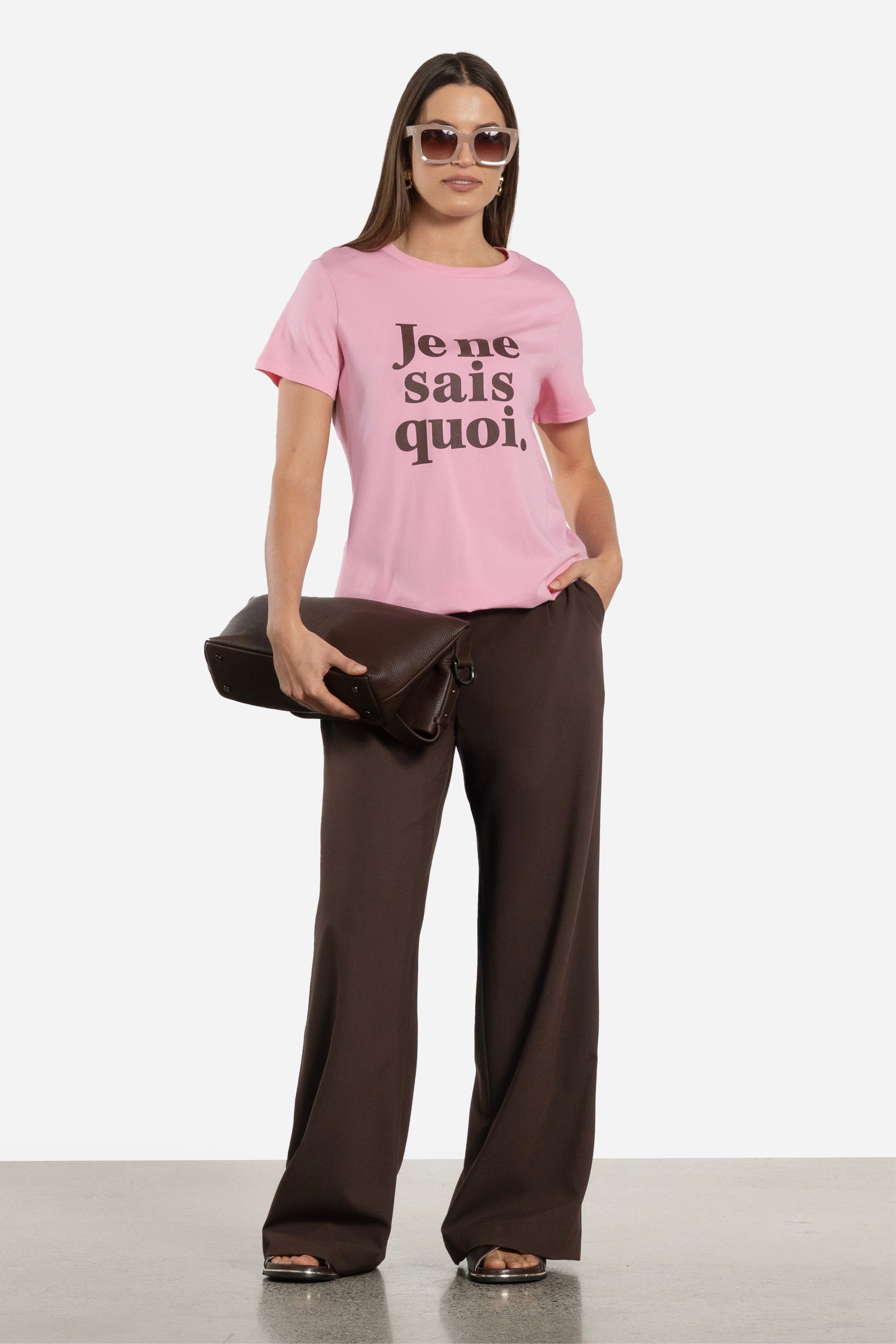 Je Ne Sais Quoi Tee
