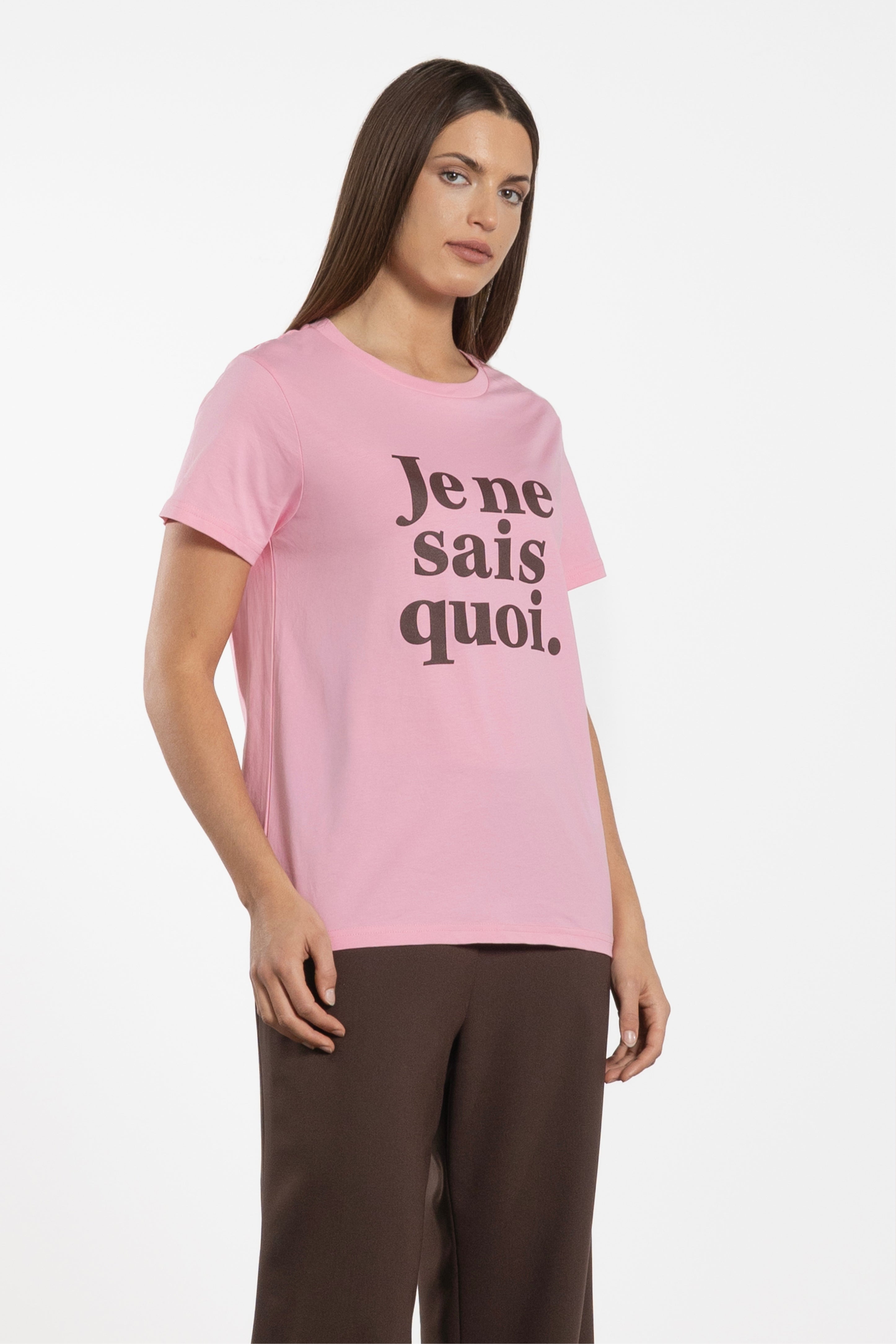 Je Ne Sais Quoi Tee