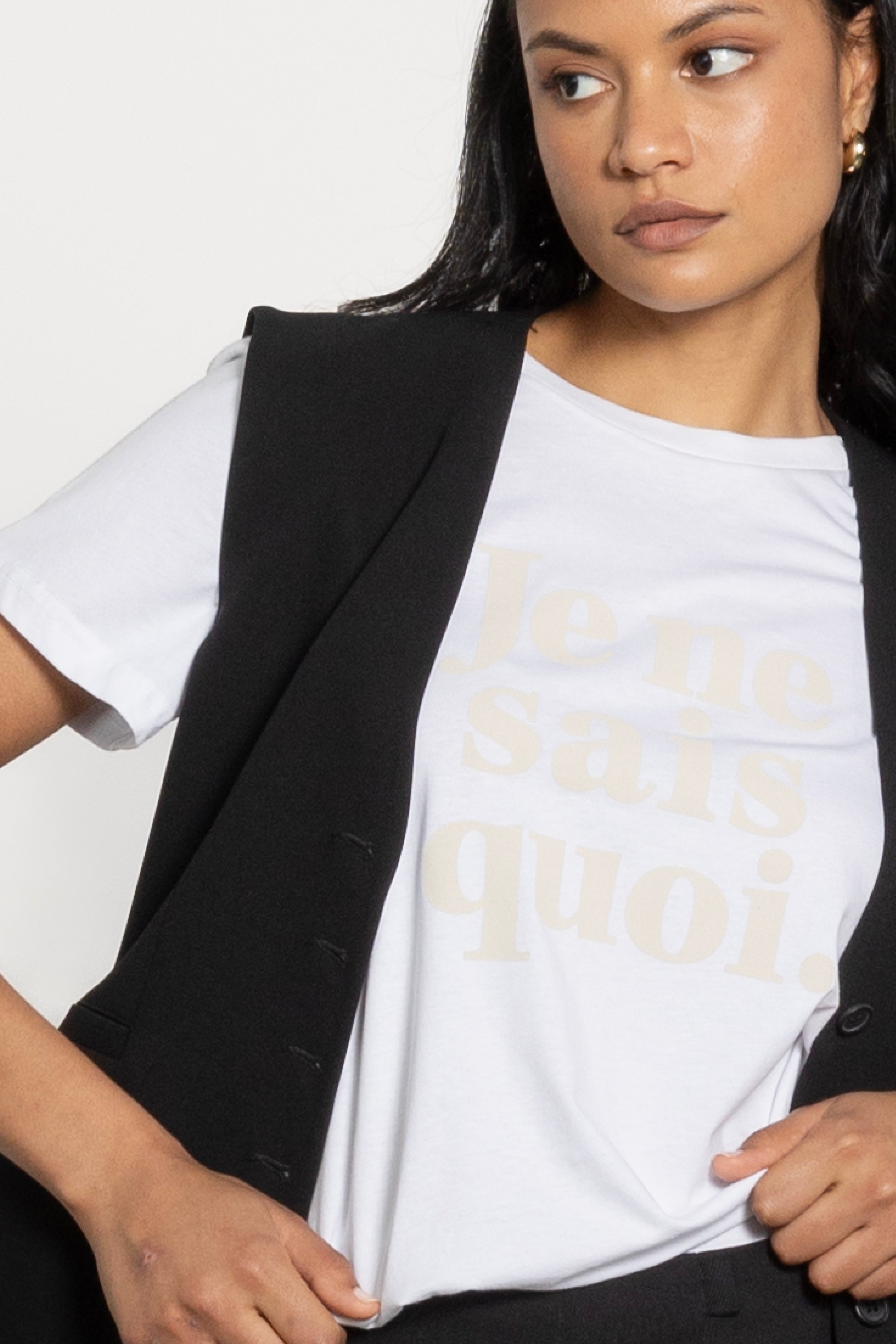 Je Ne Sais Quoi Tee