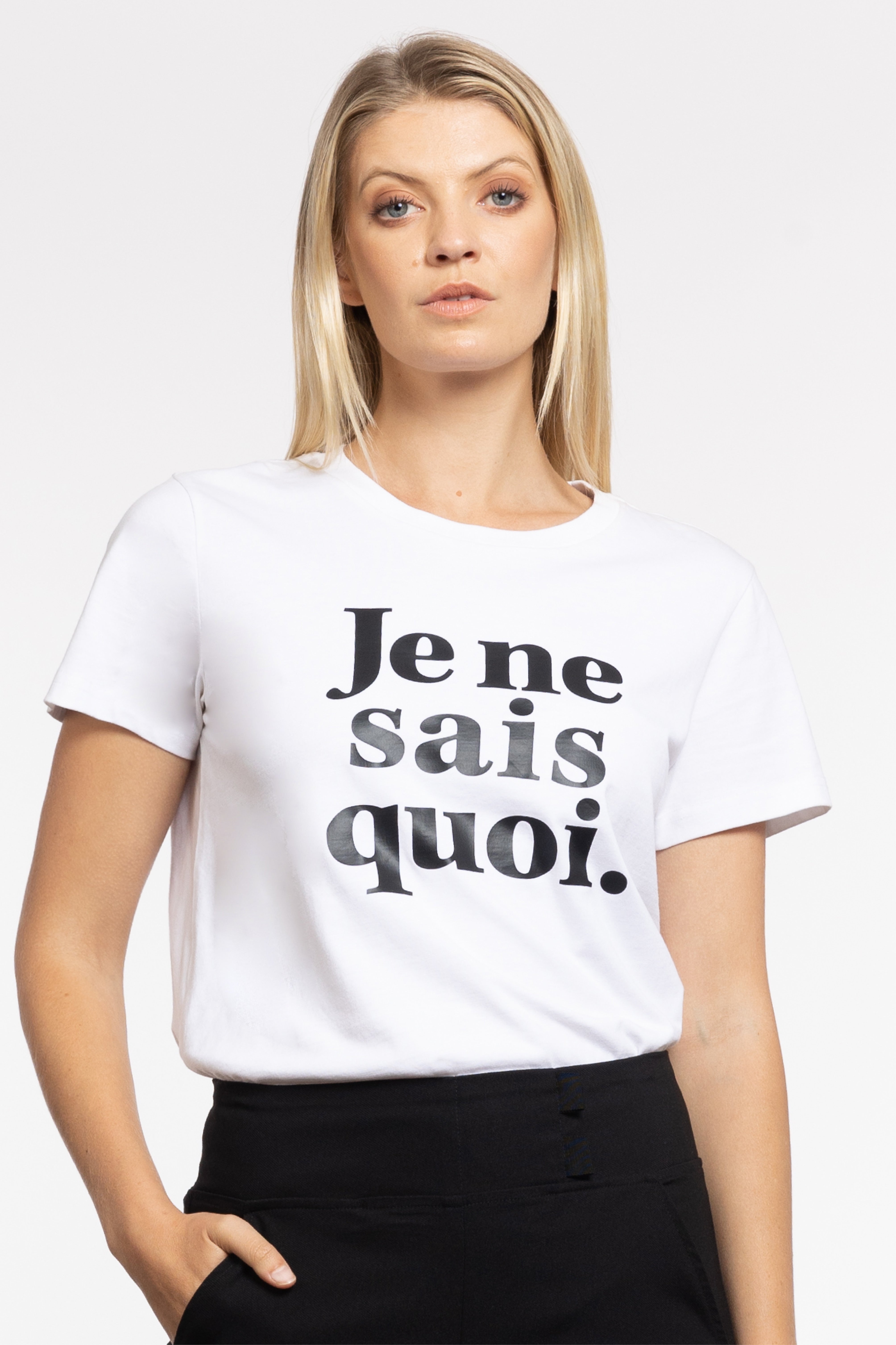 Je Ne Sais Quoi Tee