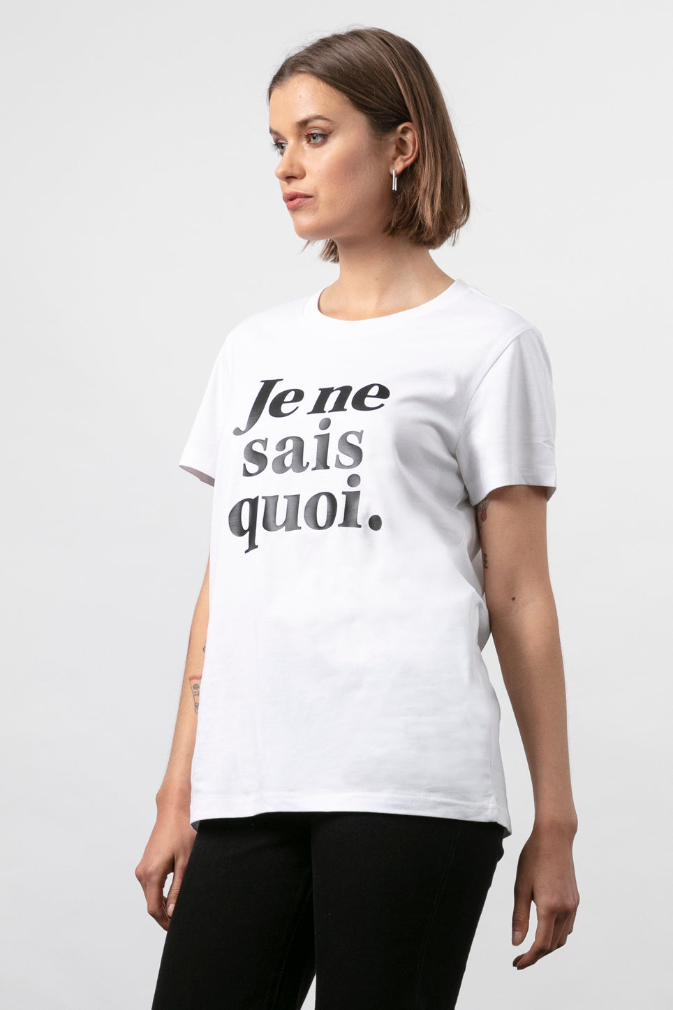 Je Ne Sais Quoi Tee