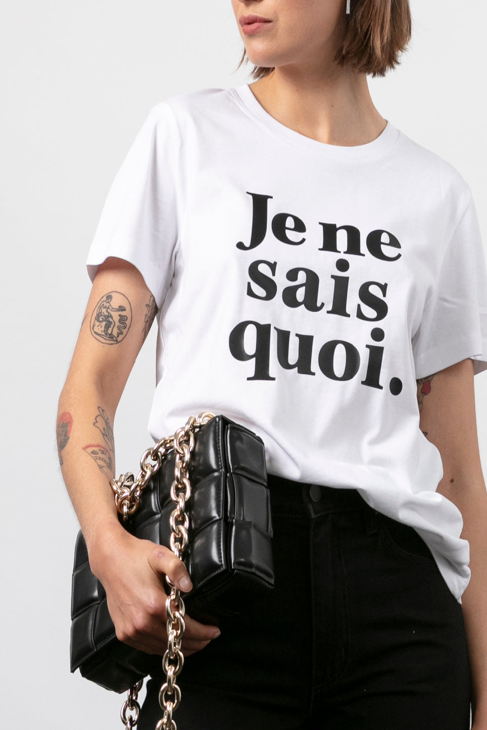 Je Ne Sais Quoi Tee
