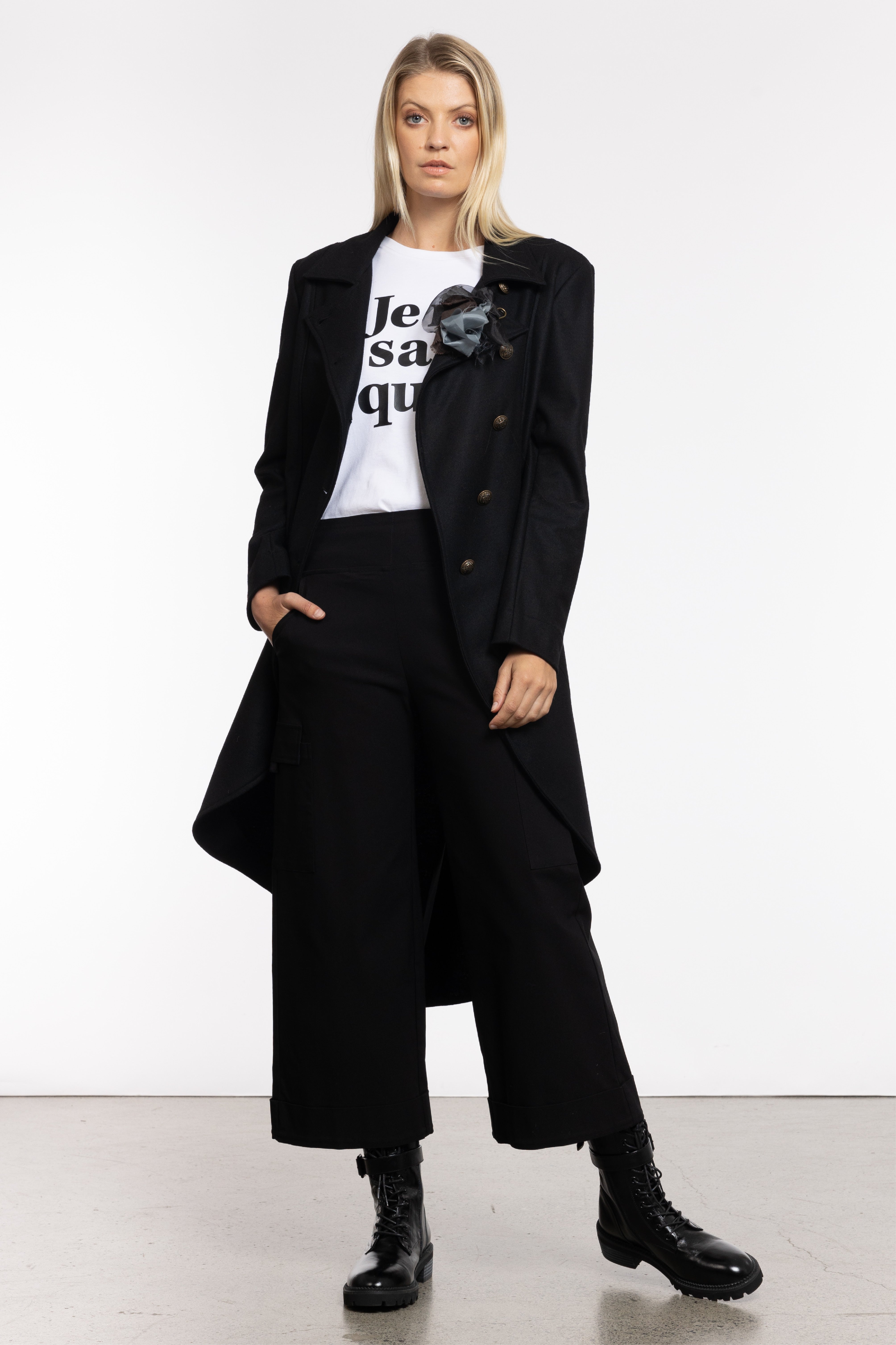 Je Ne Sais Quoi Tee
