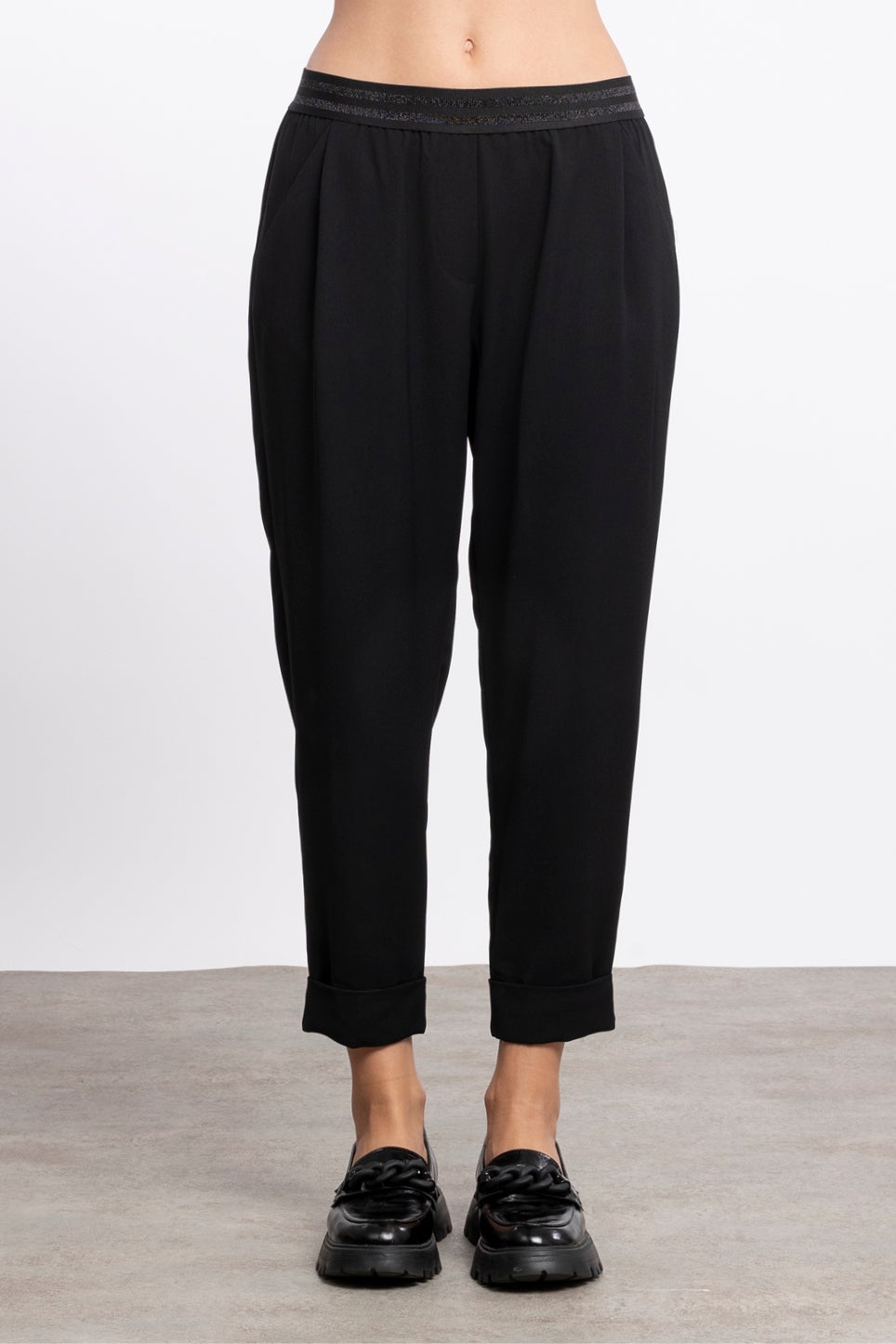 Conner Tapered Rolled Hem Pant in Black